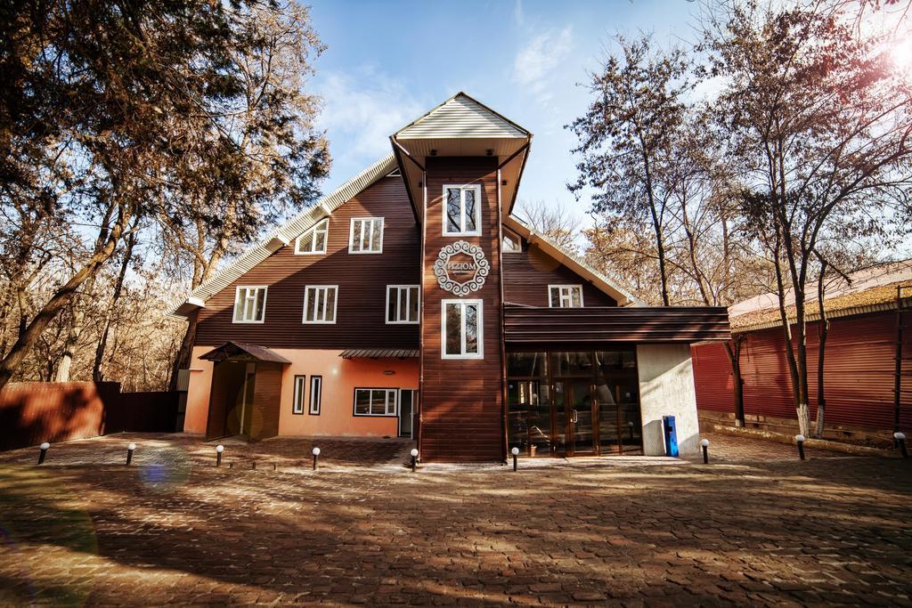Izum Hotel Osz Zewnętrze zdjęcie